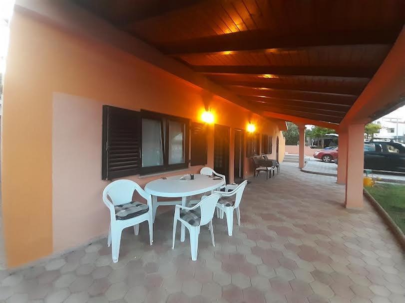 Apartmani Delas Pjescana Uvala Exterior foto