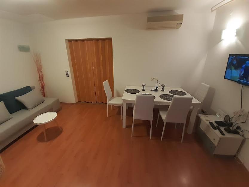 Apartmani Delas Pjescana Uvala Exterior foto