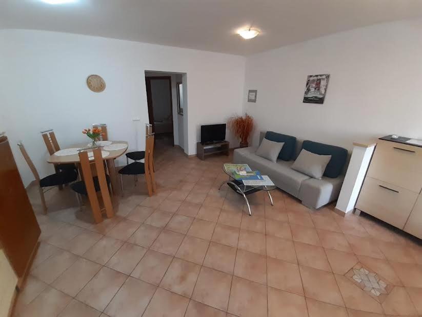 Apartmani Delas Pjescana Uvala Exterior foto