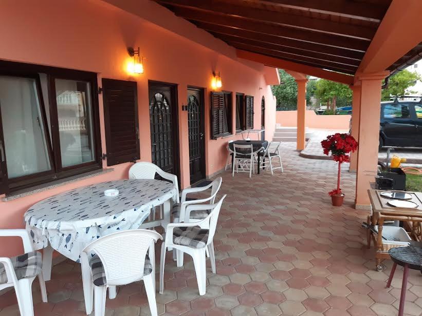 Apartmani Delas Pjescana Uvala Exterior foto
